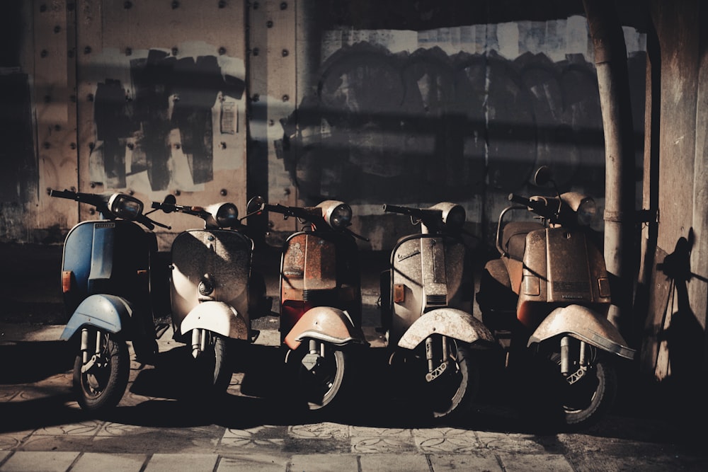 motocicleta estacionada na beira da estrada