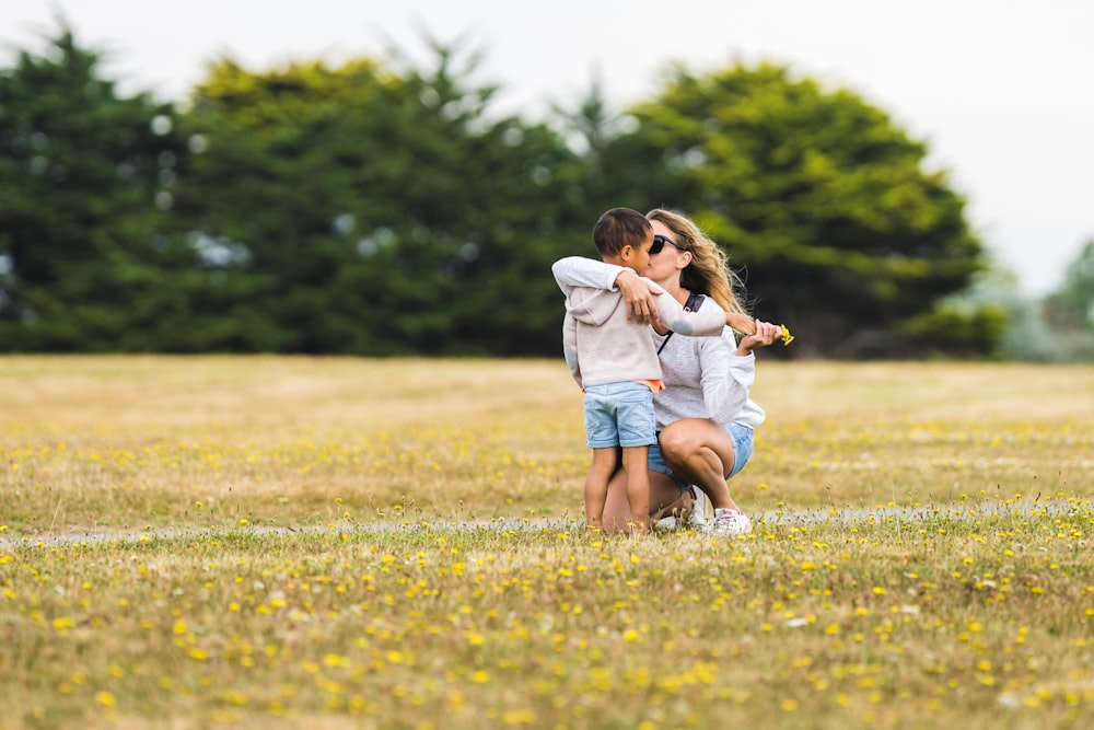 un couple de personnes debout dans l’herbe