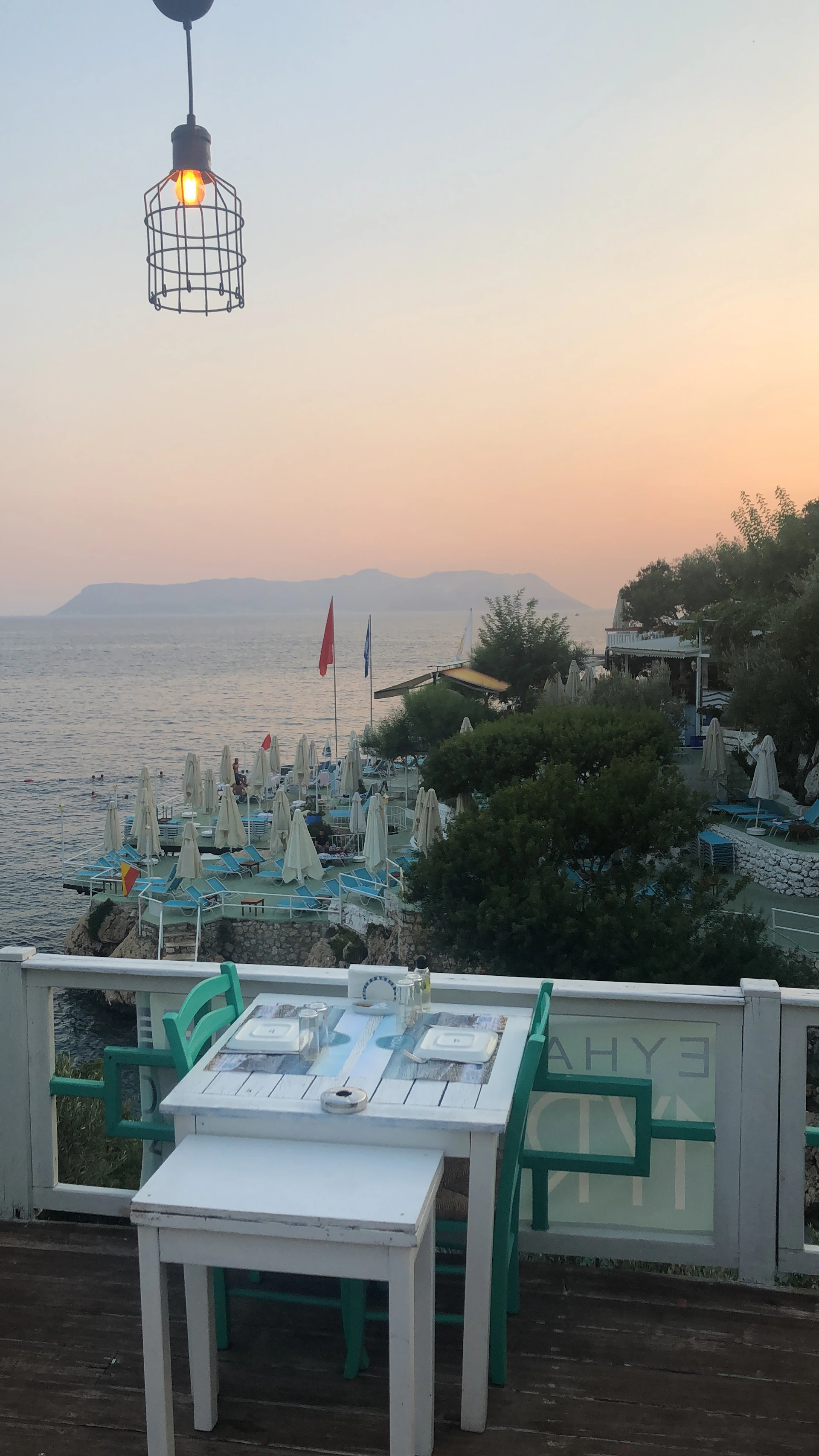 gray computer monitor