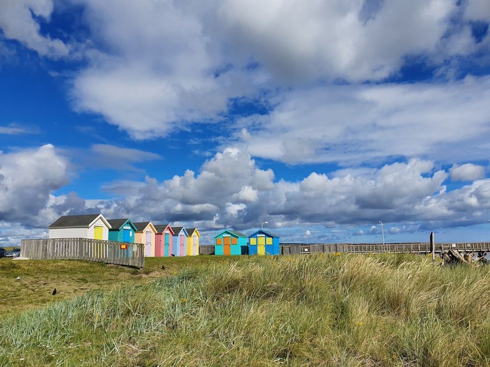 gelbblaue und grüne Häuser unter blauem Himmel tagsüber