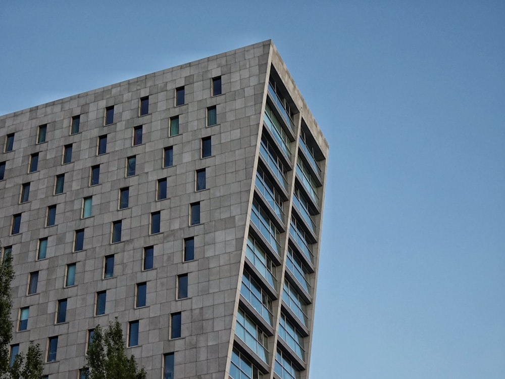 edifício de concreto branco e preto