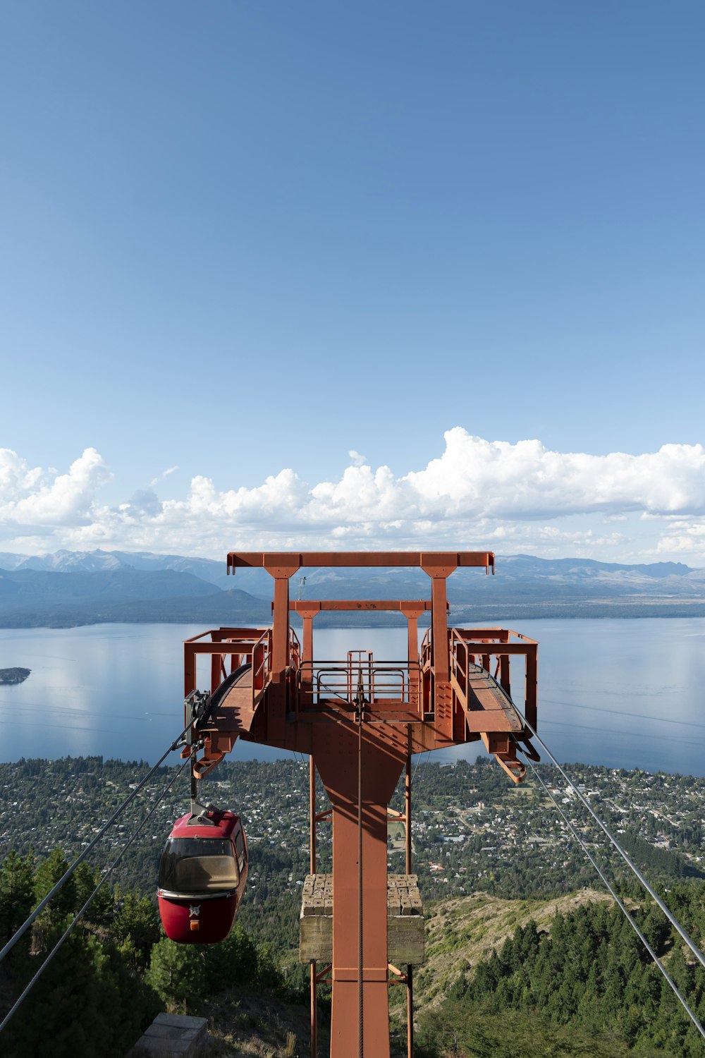 torretta di salvataggio in legno marrone in riva al mare durante il giorno