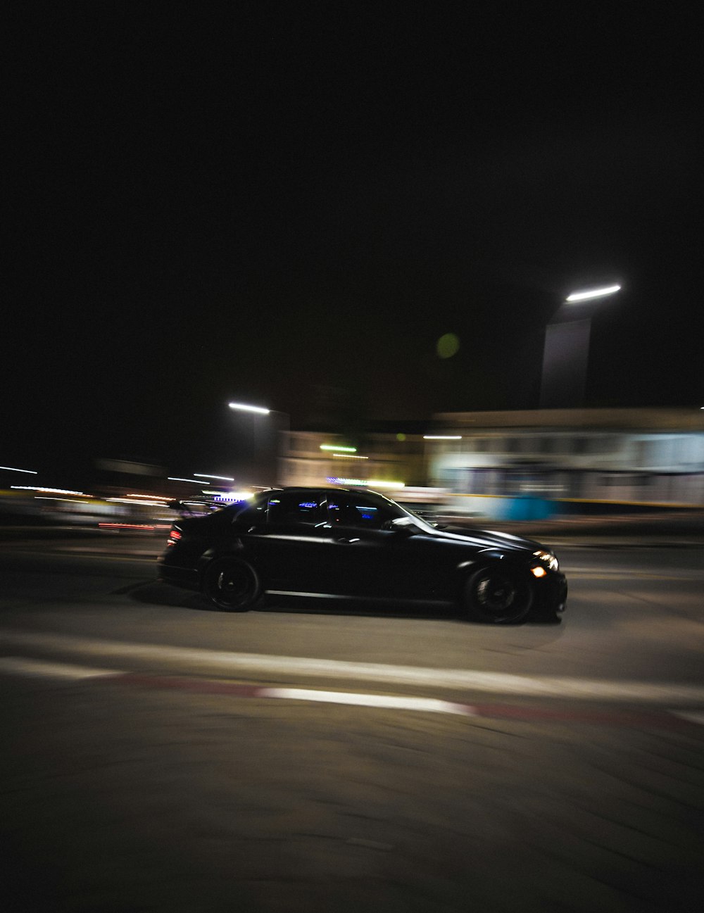 sedã preto na estrada durante a noite