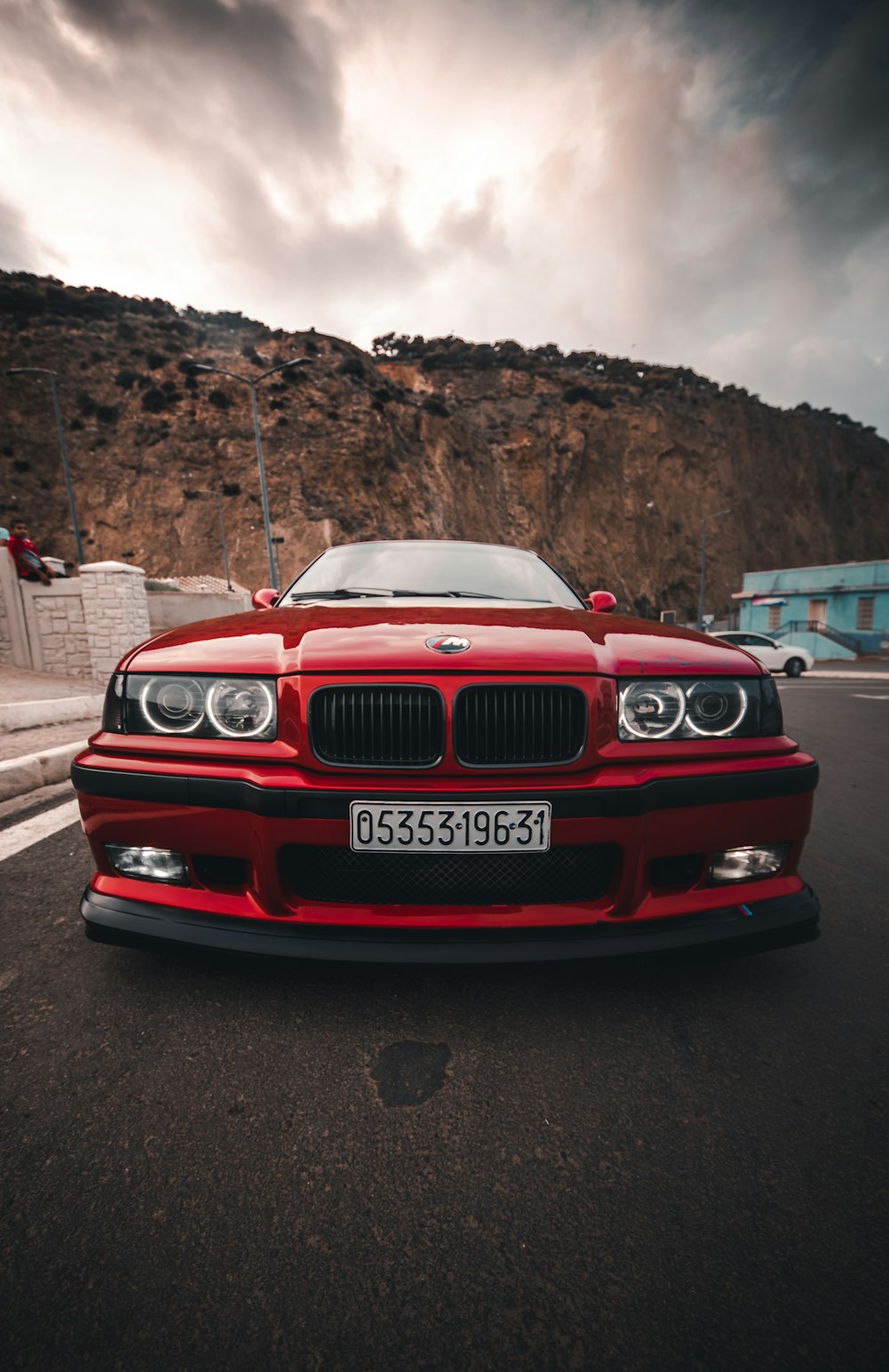 Voiture BMW rouge sur la route pendant la journée