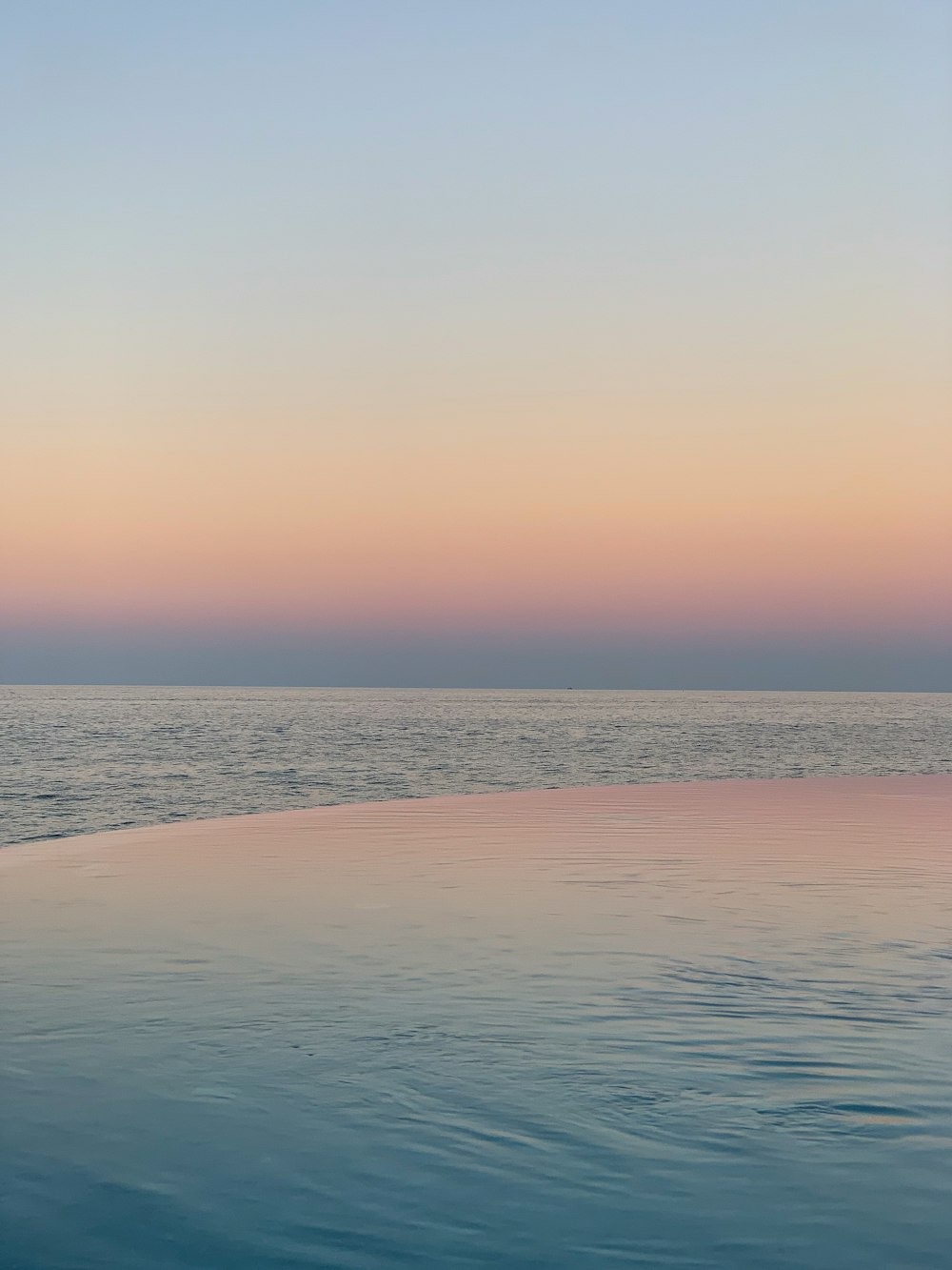 Gewässer unter blauem Himmel tagsüber