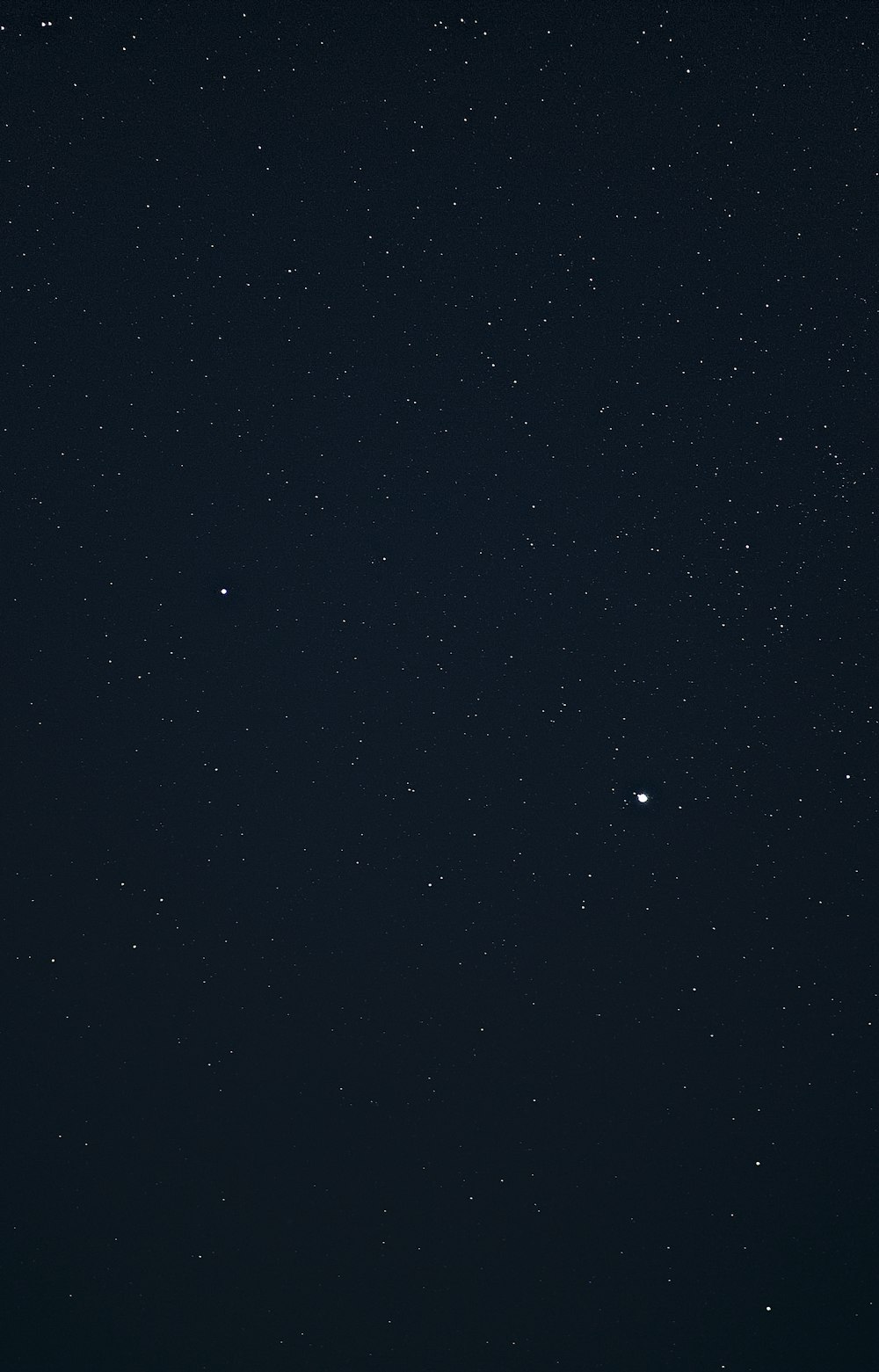 noite estrelada em preto e branco