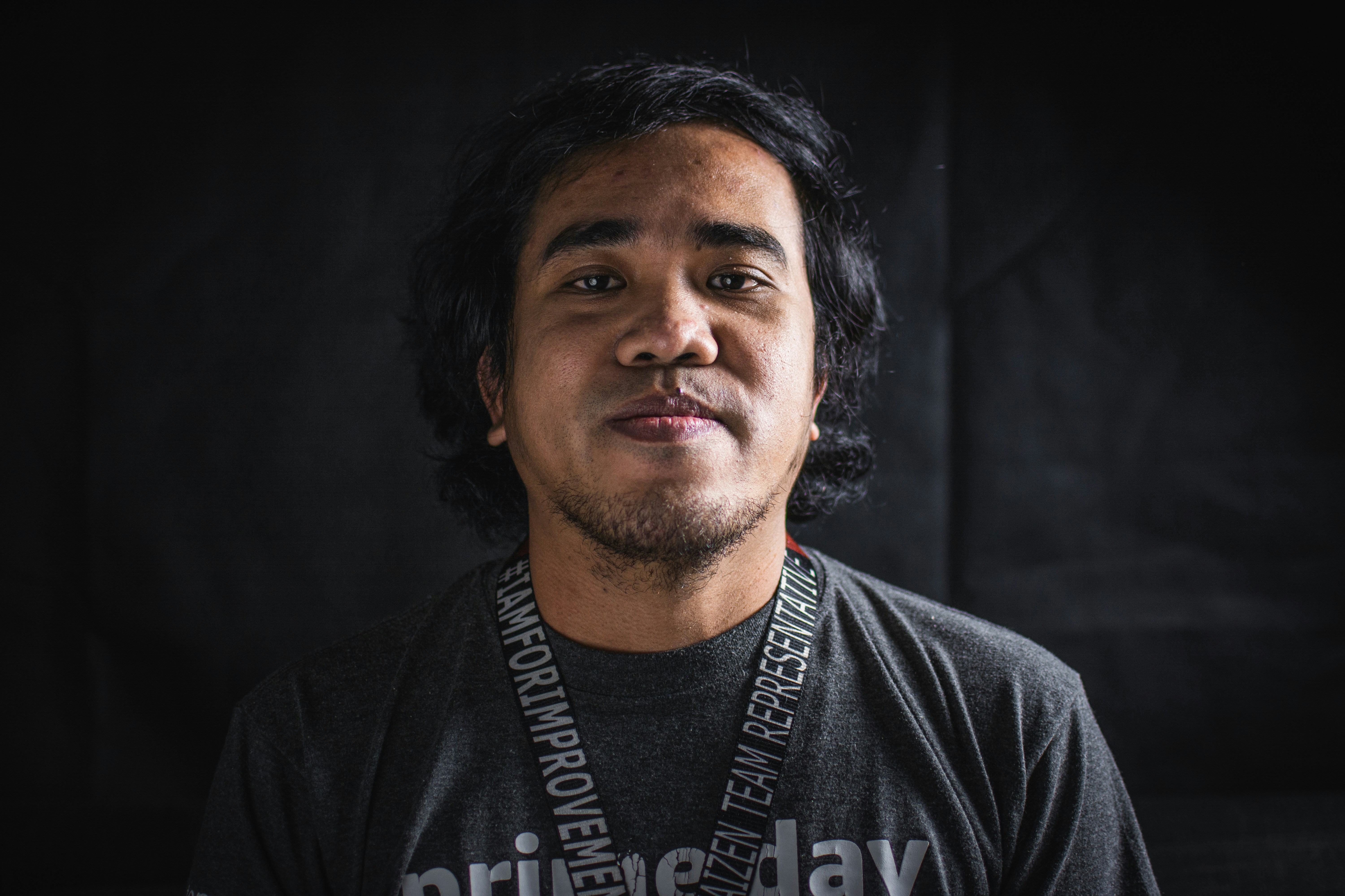 pria dengan kemeja leher kru hitam