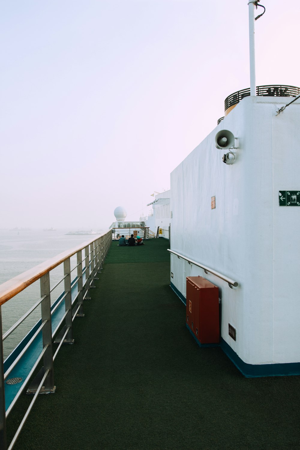 weißes und rotes Schiff tagsüber auf See