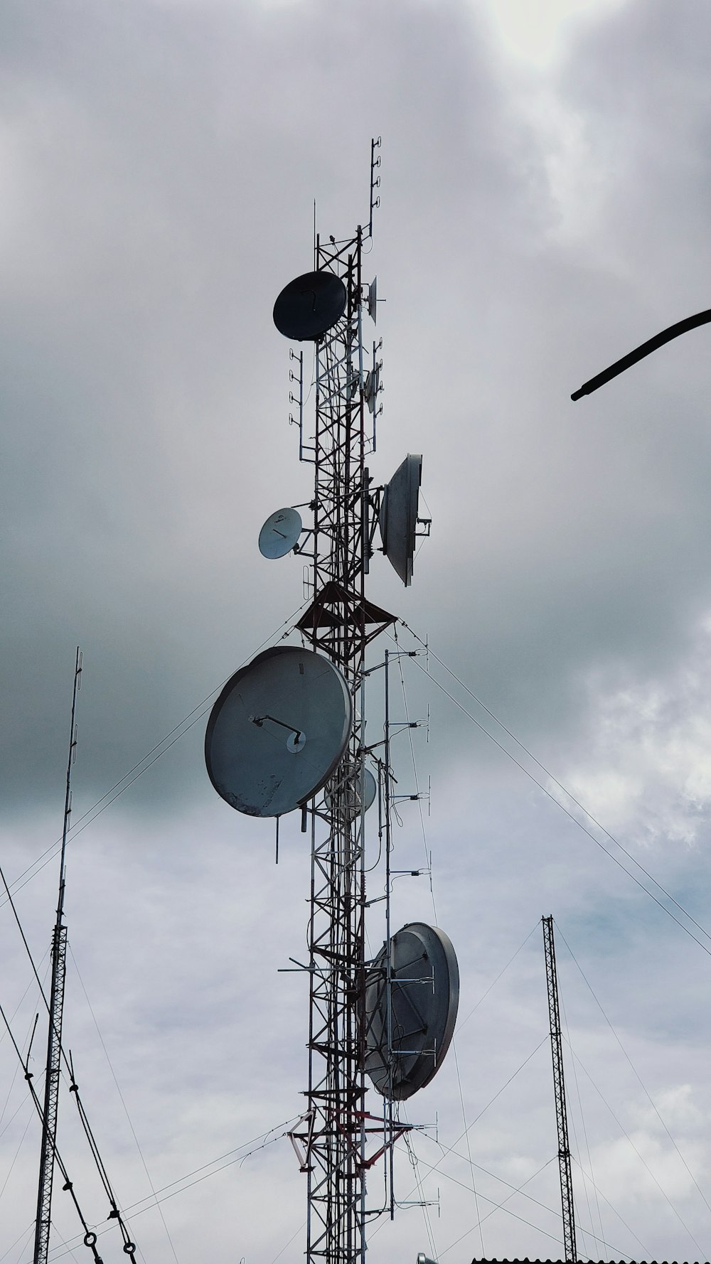 Antena parabólica en blanco y negro