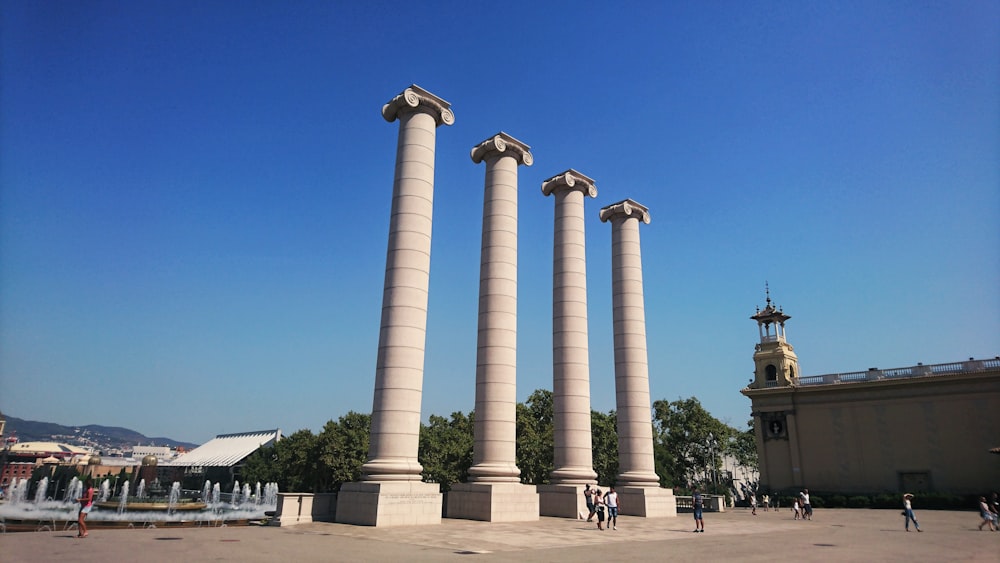 pilar de hormigón blanco bajo el cielo azul durante el día