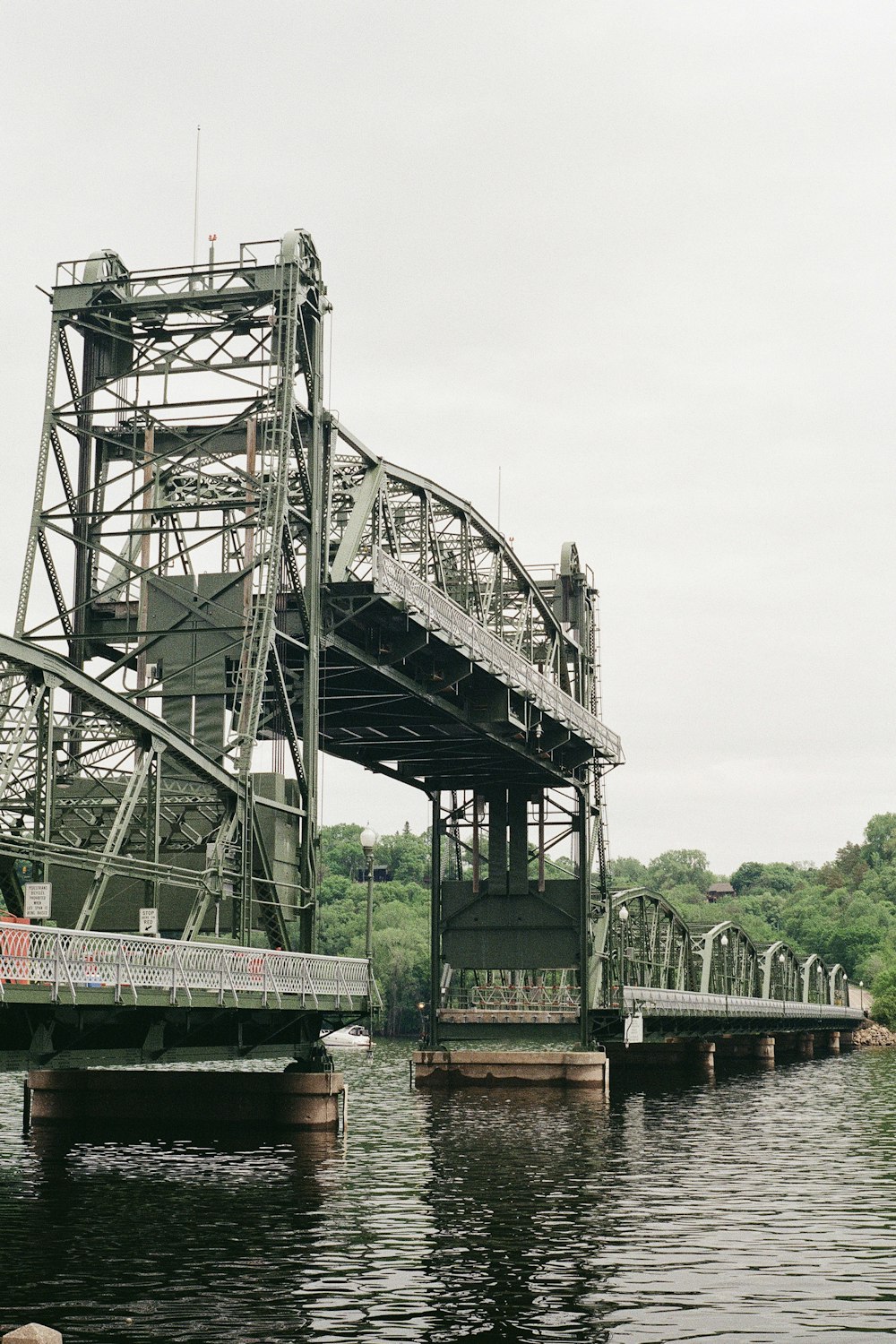 Graue Stahlbrücke über den Fluss tagsüber