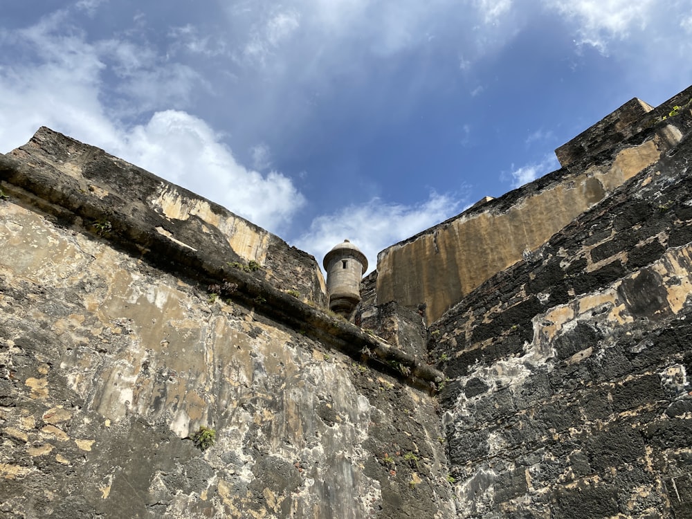 Mur de briques brunes sous le ciel bleu pendant la journée