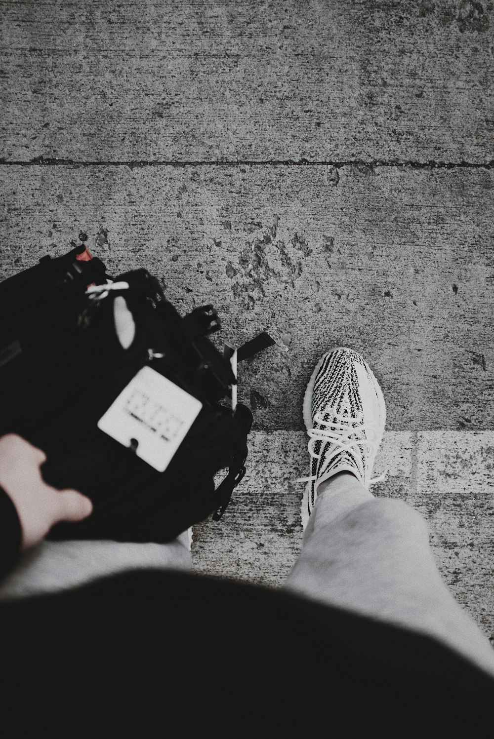 Foto persona con zapatillas adidas blancas y negras – Imagen Gris gratis en  Unsplash