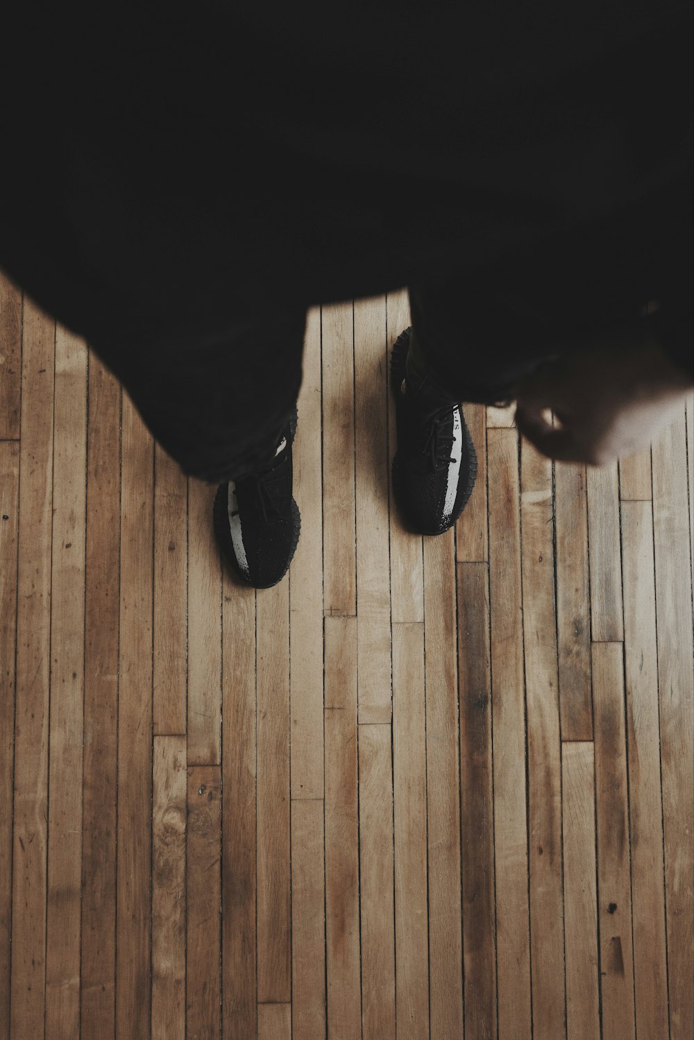 pessoa em calças pretas e sapatos pretos