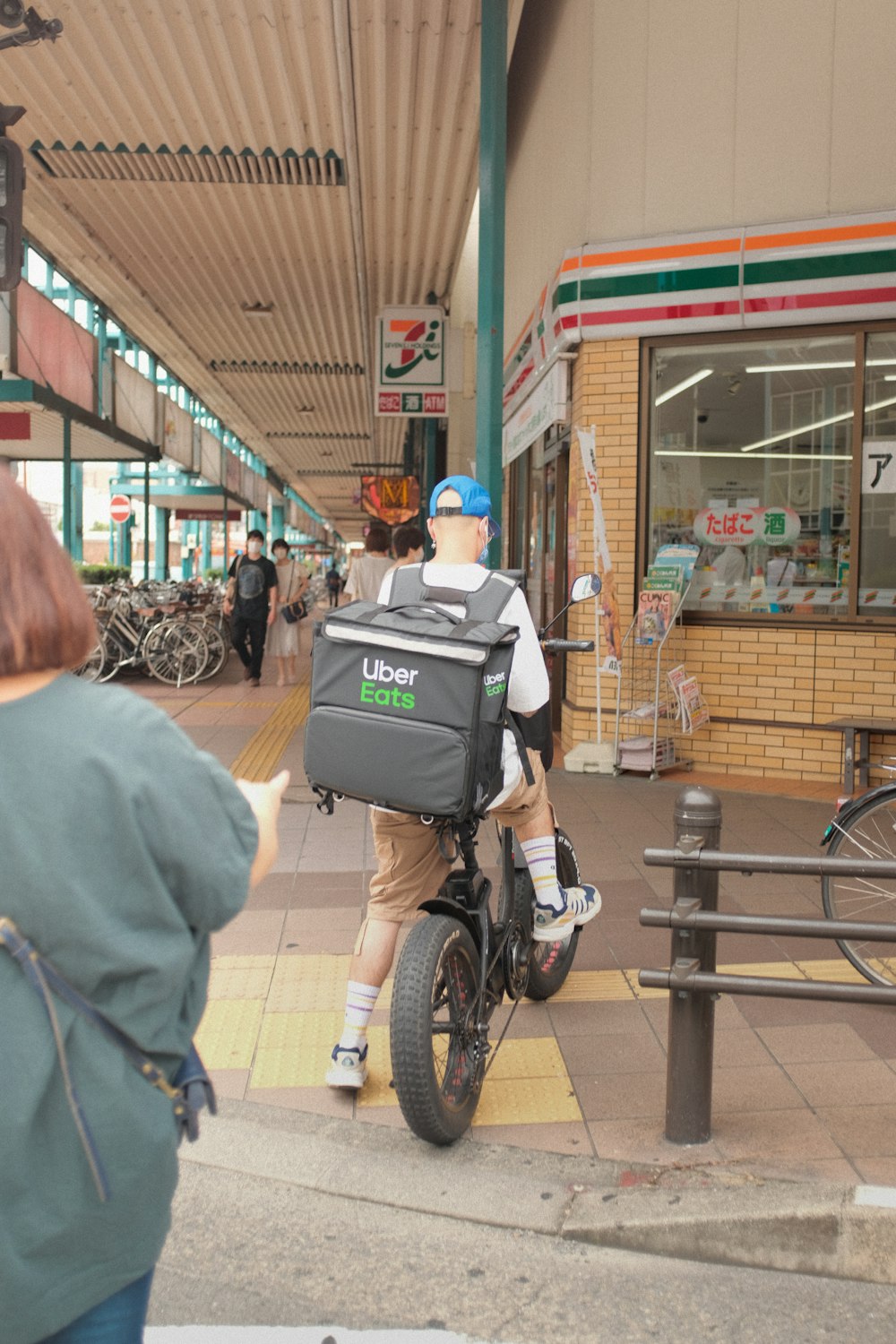 Mann im weißen Hemd Fahrrad