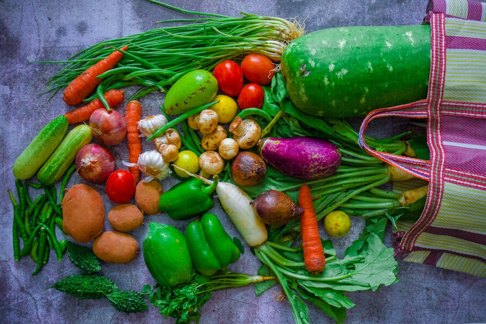 녹색 칠리와 빨간색과 주황색 토마토