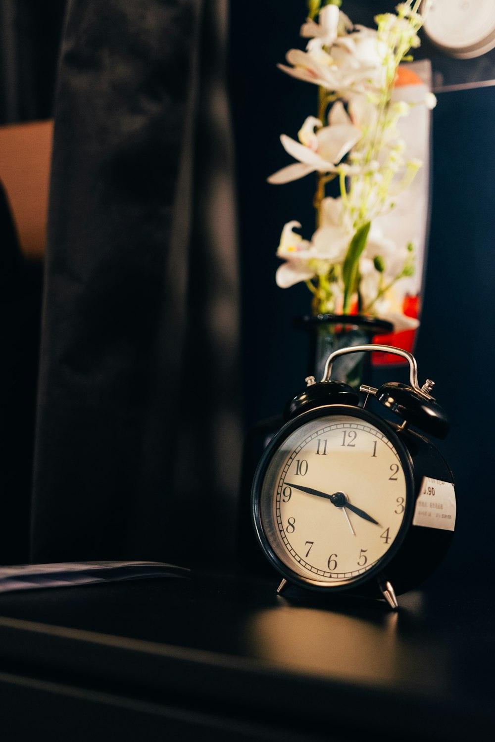 black and white alarm clock at 10 00