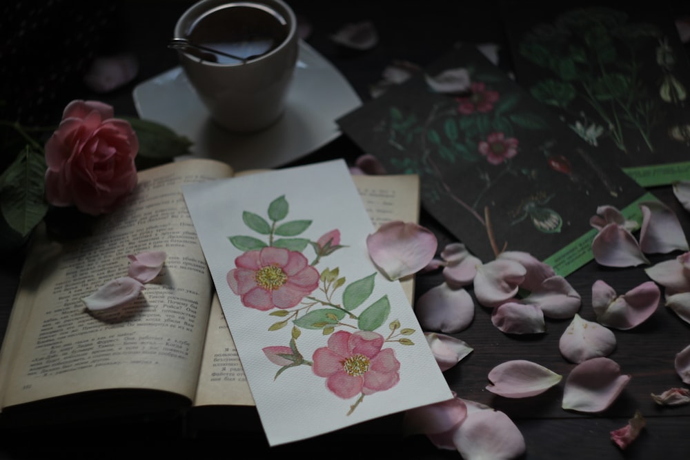 Person mit weißer und rosa Blumengrußkarte