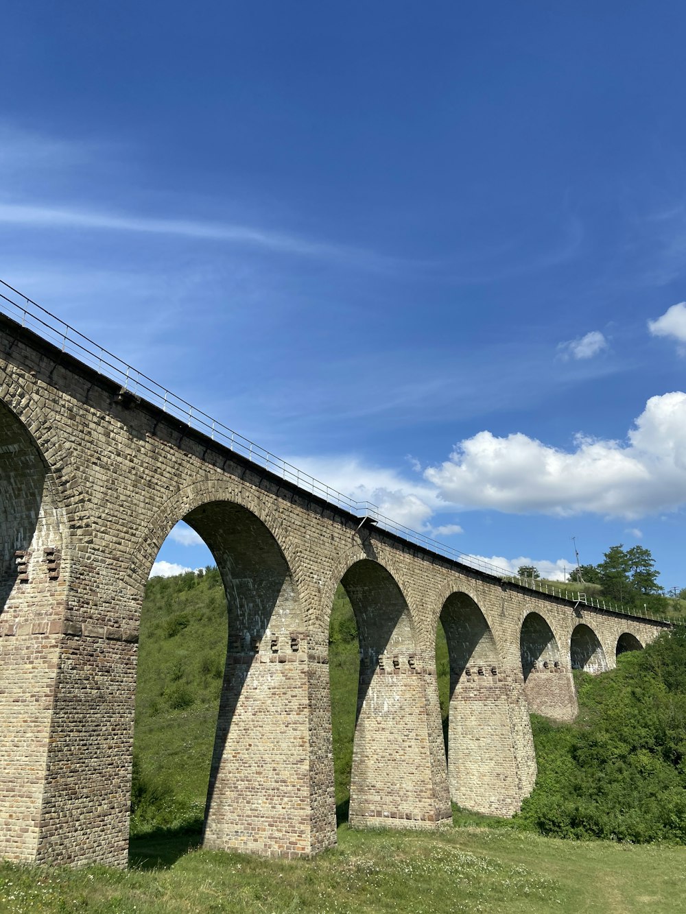 Braune Betonbrücke unter blauem Himmel