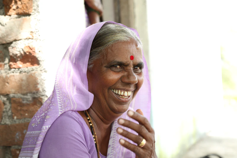 Mujer con hijab púrpura sonriendo