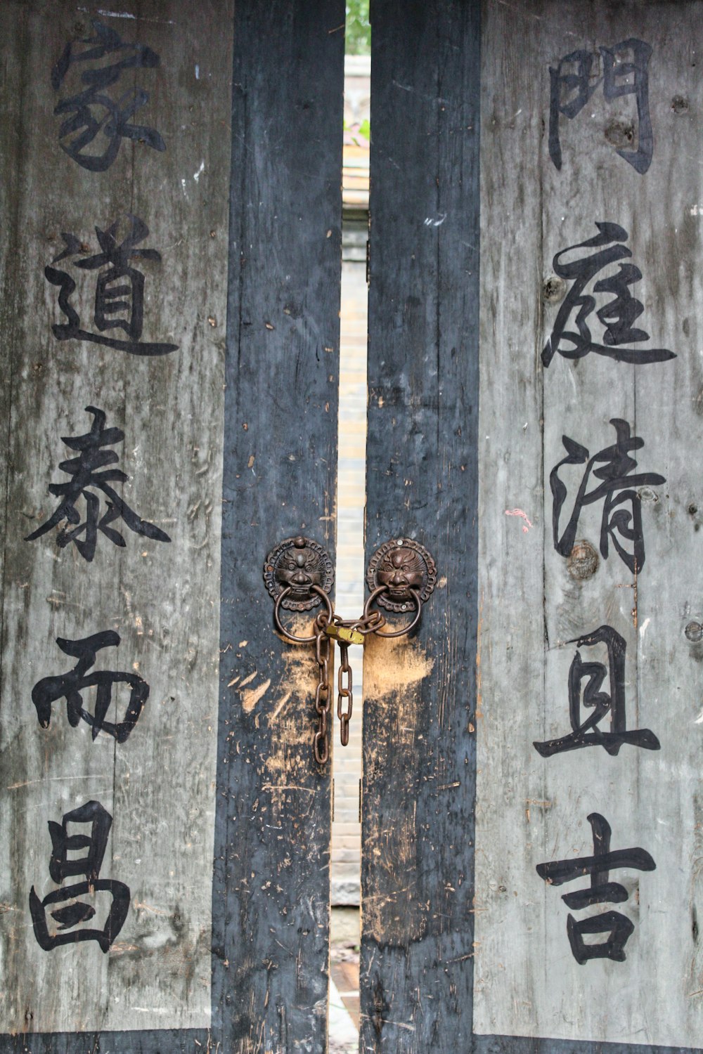 porta de madeira marrom com alavanca da porta de latão