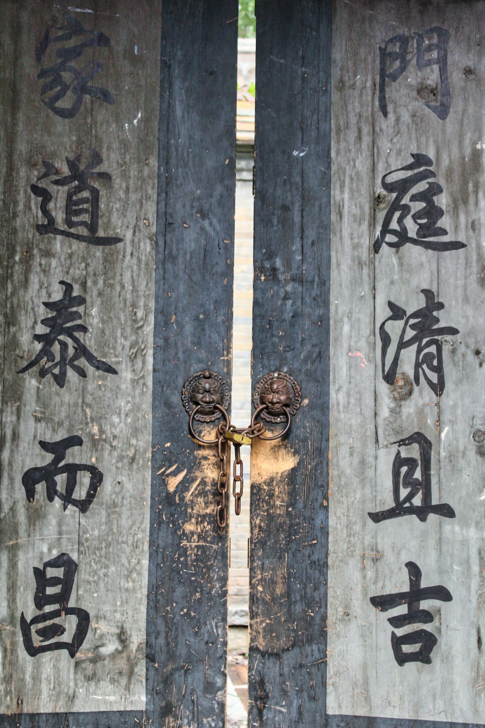 Porte en bois marron avec levier de porte en laiton