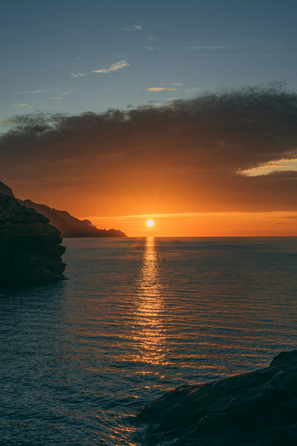 Silueta de la montaña durante la puesta del sol