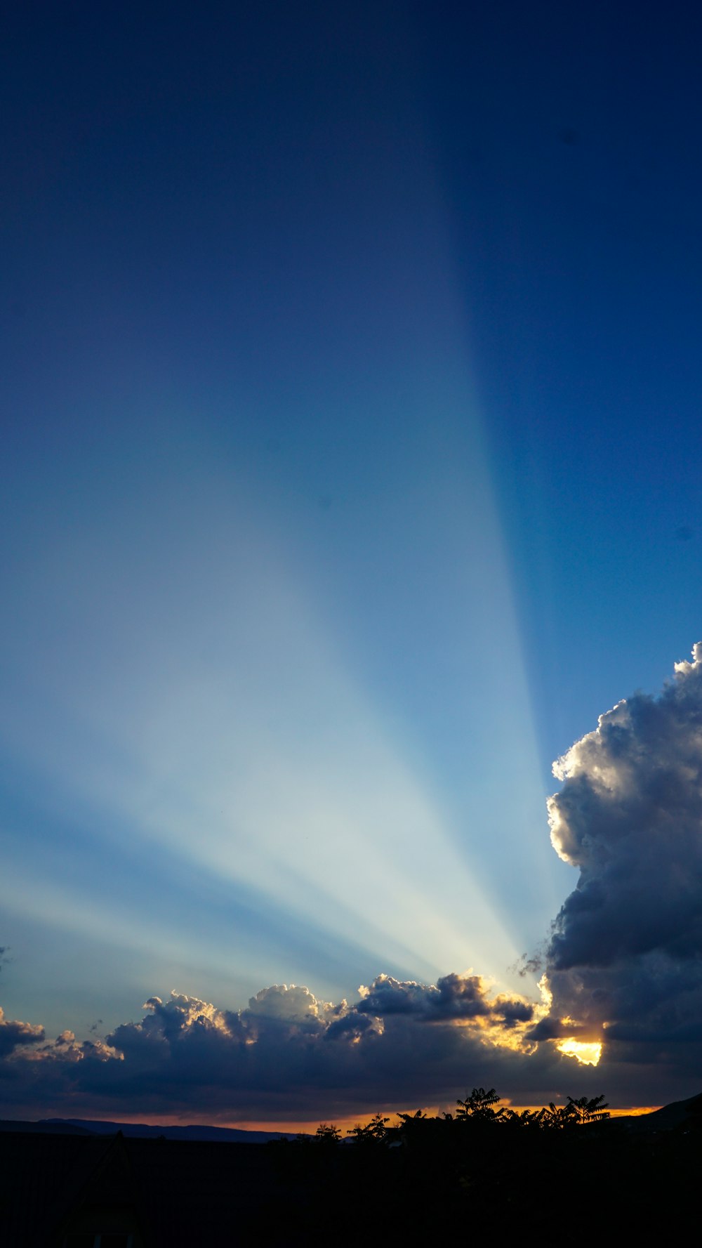 Weiße Wolken und blauer Himmel tagsüber