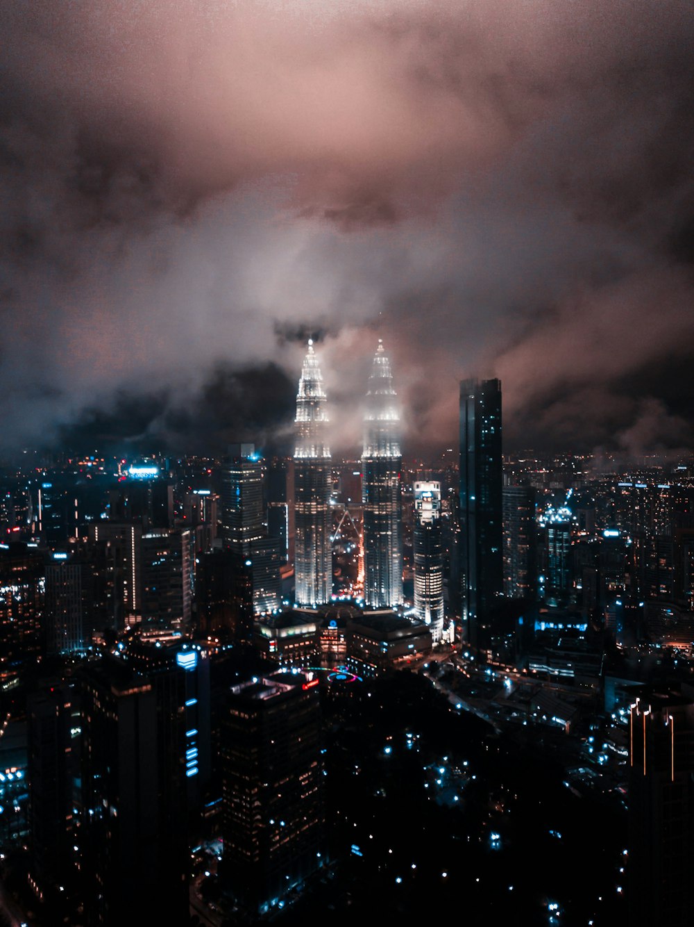 ville avec des immeubles de grande hauteur pendant la nuit