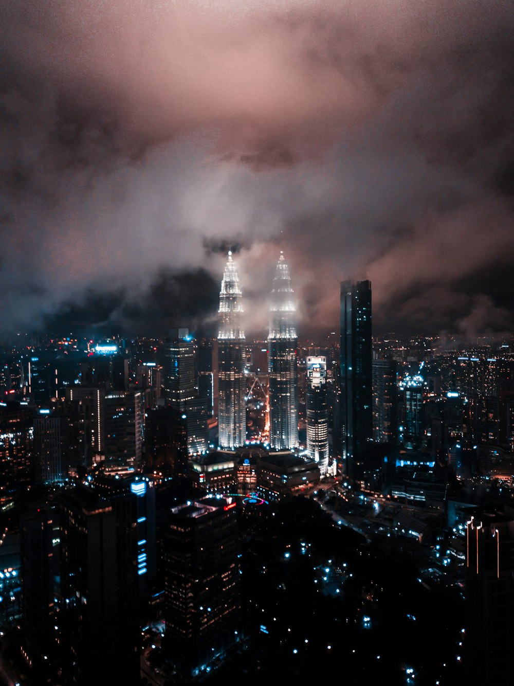 città con grattacieli durante la notte