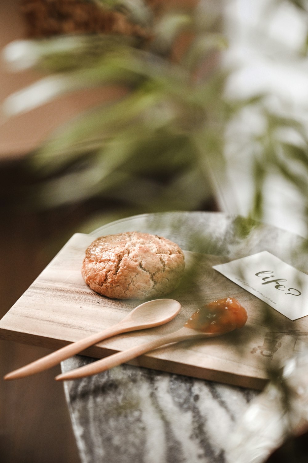 pane integrale su tagliere di legno marrone