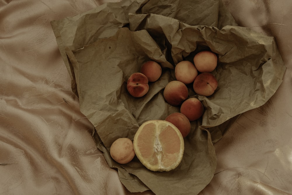 茶色の紙袋にオレンジ色の果物