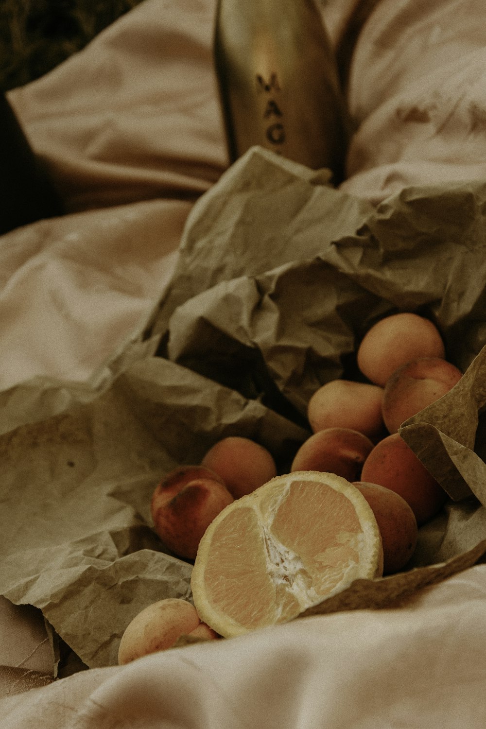 fruta laranja sobre papel pardo