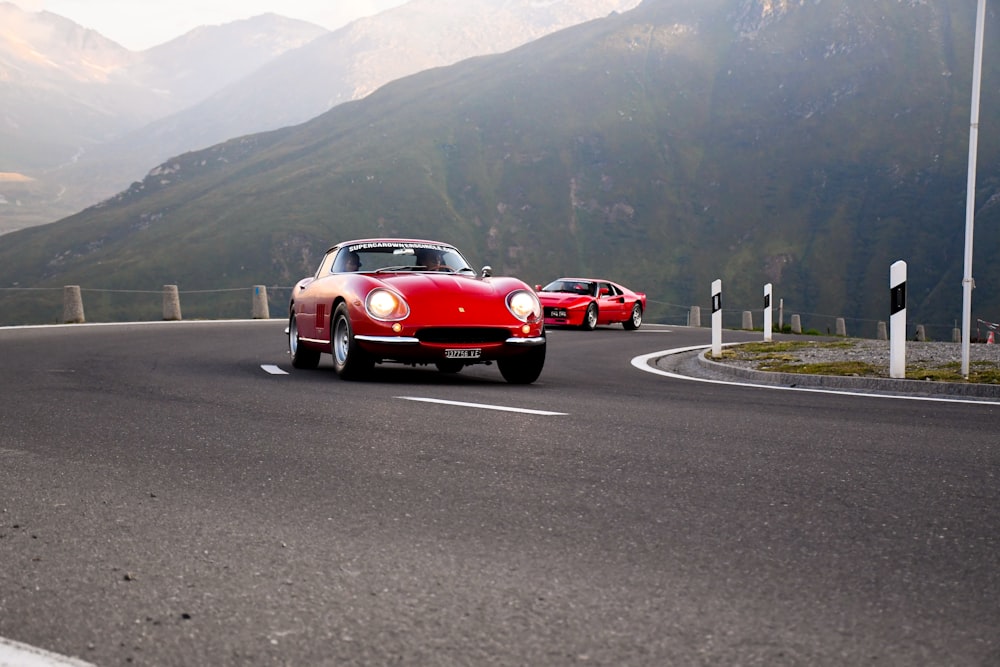 Ferrari 458 Italia rossa su strada durante il giorno