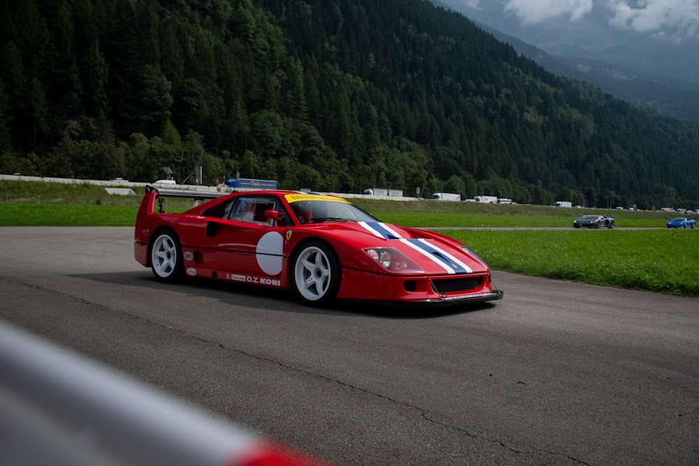 Ferrari 458 Italia rossa su strada durante il giorno