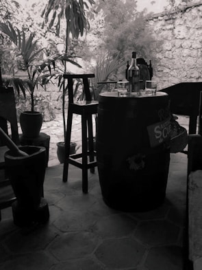 Cozy corner with wine barrel tables set for an aperitif on the Cala Braise terrace.