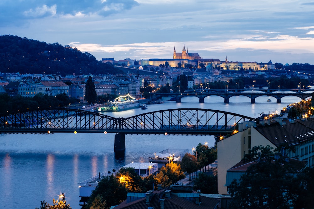 ponte cinzenta sobre o rio durante o dia