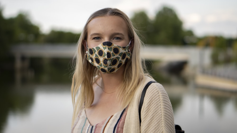 donna in canotta bianca che indossa una maschera del teschio in bianco e nero