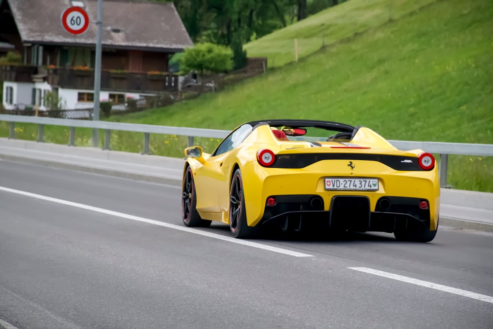 Ferrari 458 Italia amarillo en carretera durante el día