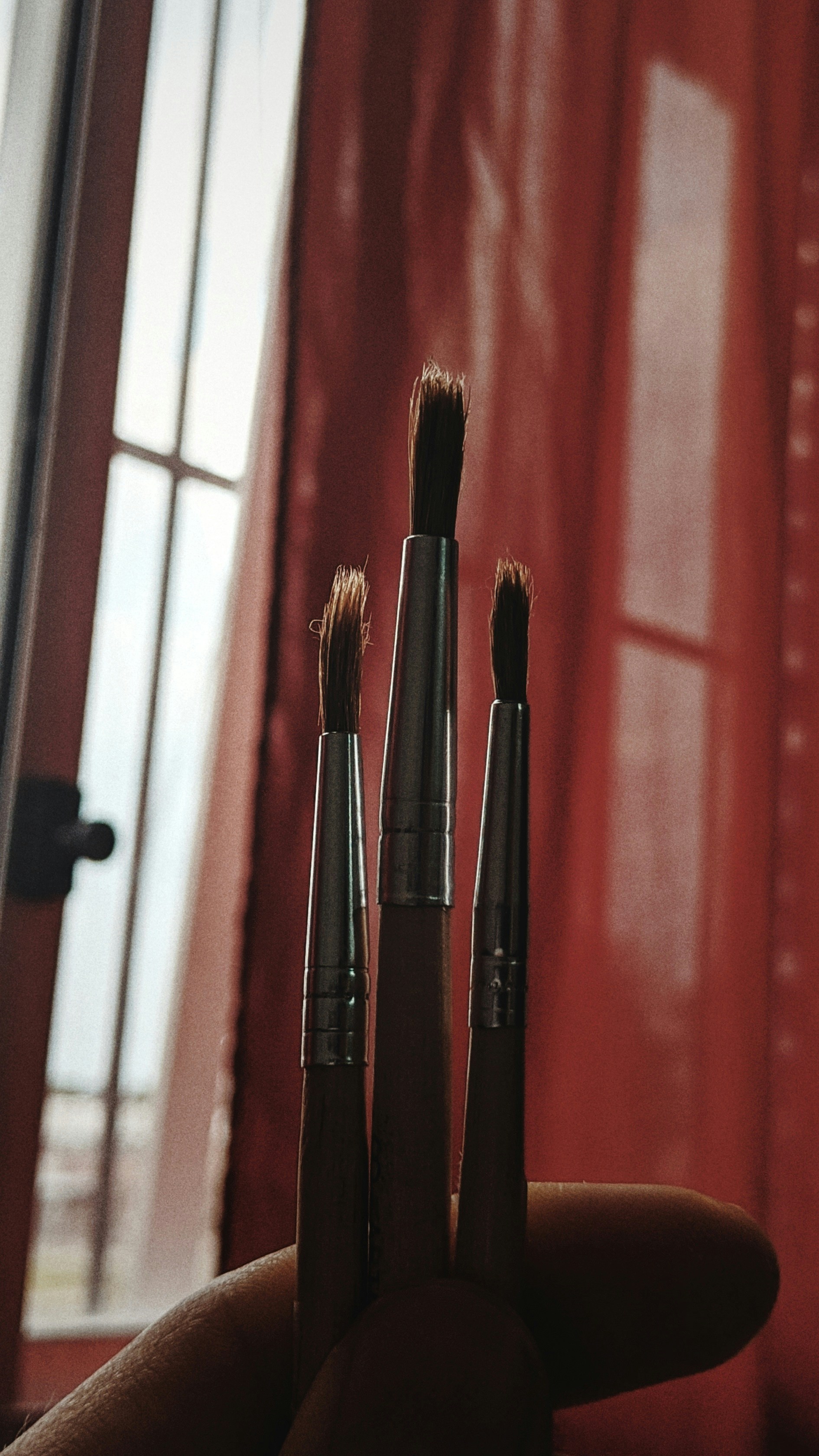 black and brown makeup brush