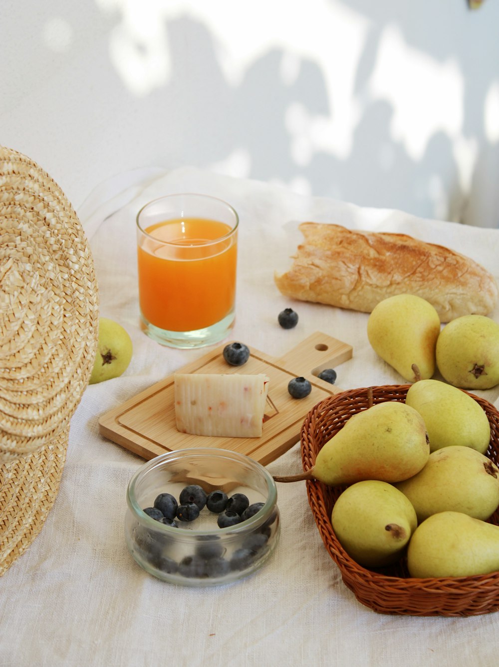 frutas redondas amarillas junto al jugo de naranja en un vaso transparente