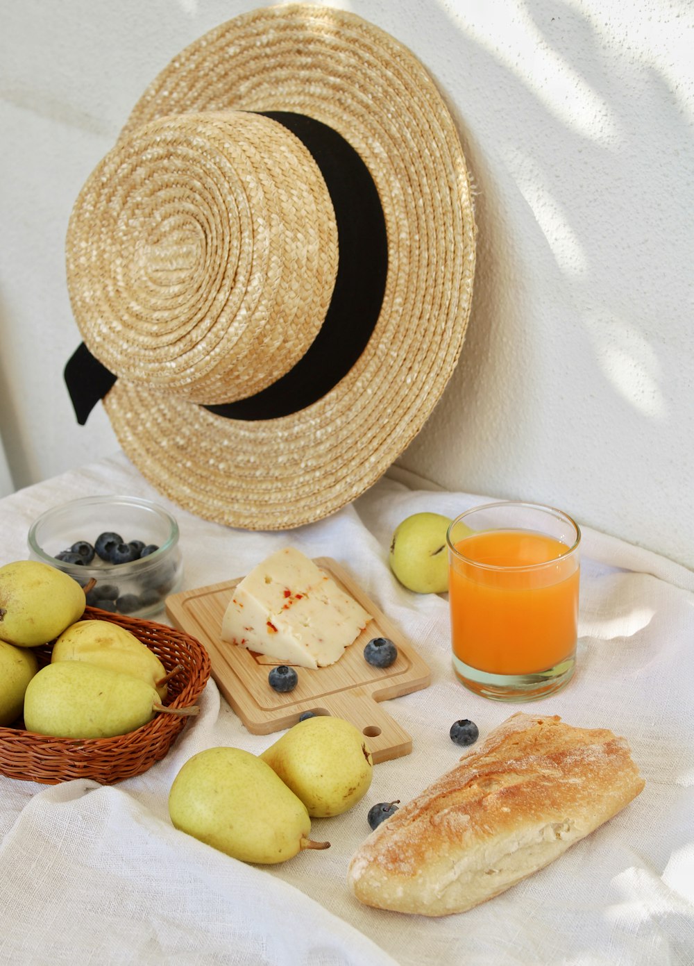 pain et tranches de citron sur une planche à découper en bois brun