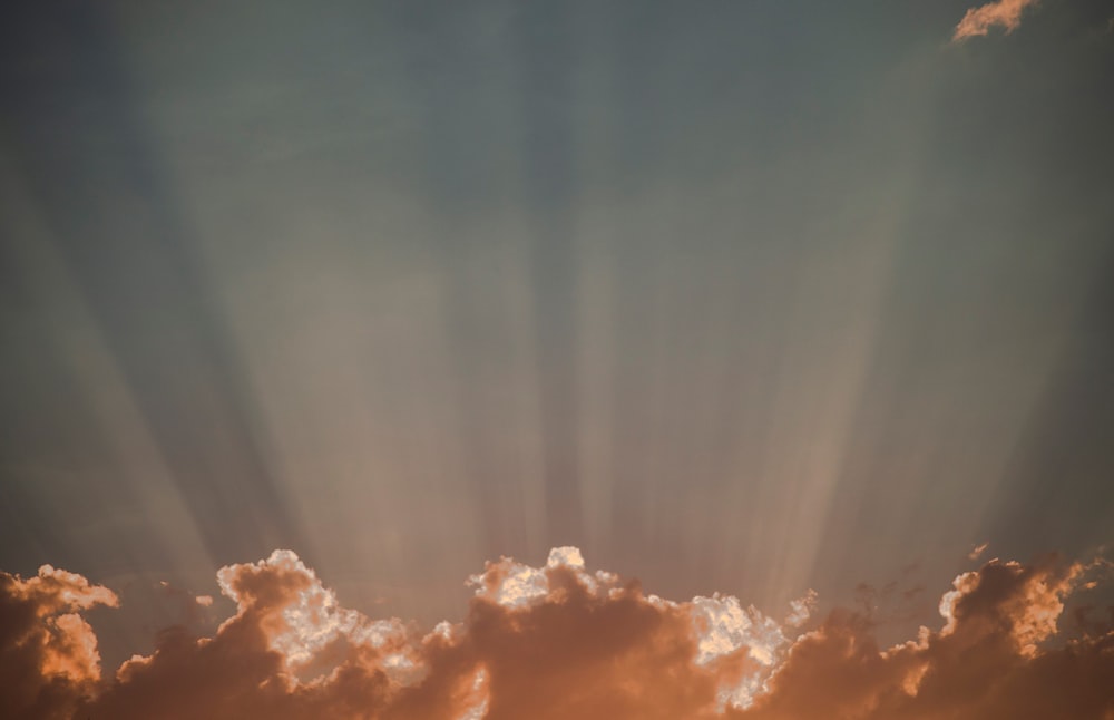 Nubes blancas y cielo azul