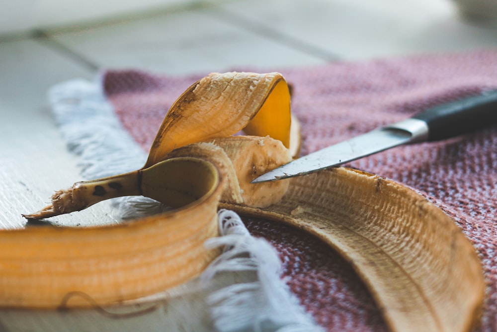 frutta gialla a fette su tagliere di legno marrone