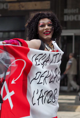 Close-up of Isis Delboni smiling confidently at a campaign rally.