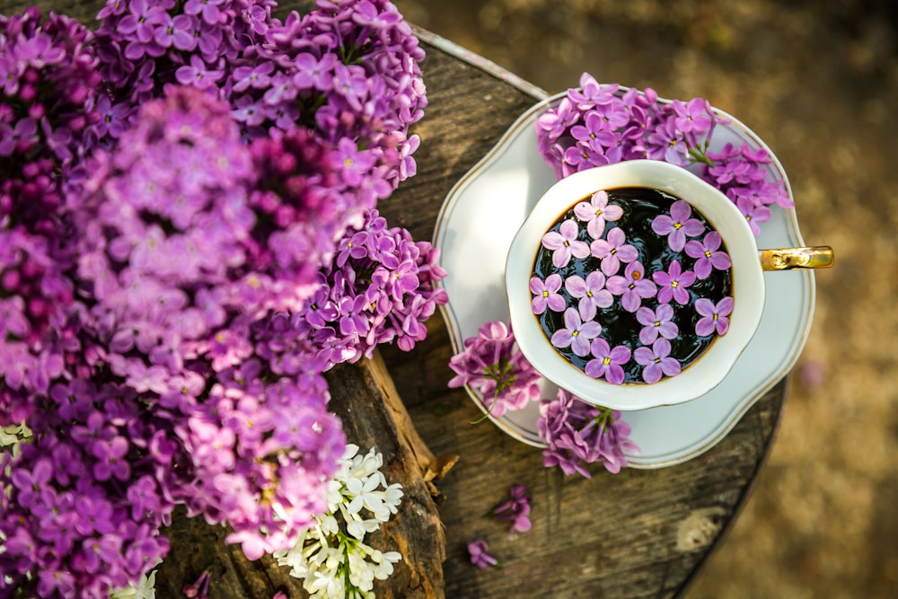 白い陶器の鉢にピンクの花