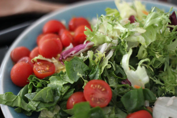 green and red vegetable salad