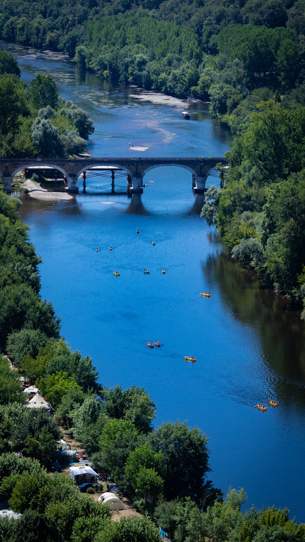 Petites embarcations sur une rivière bleue vue en hauteur