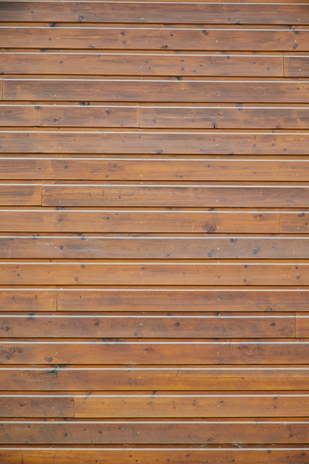 parete in legno marrone durante il giorno