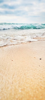 sea waves crashing on shore during daytime